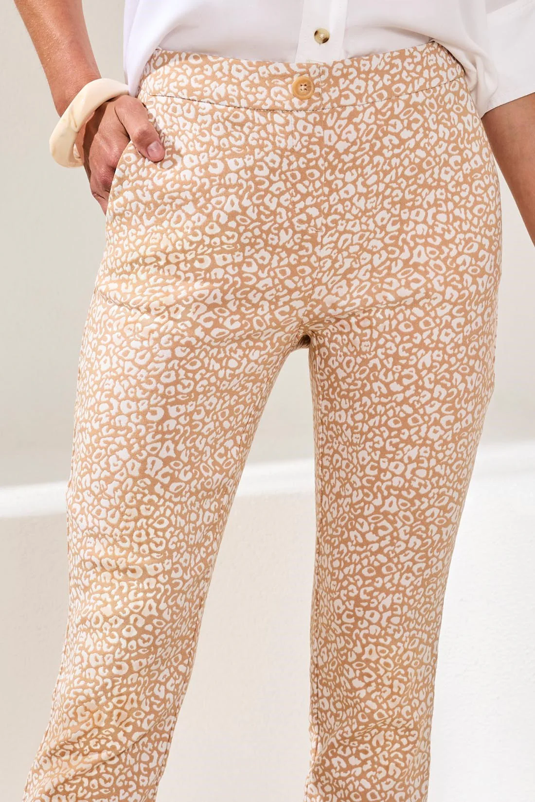 Bengaline Jacquard Animal Print Pull-On Capri Pants-Sesame - Image 3