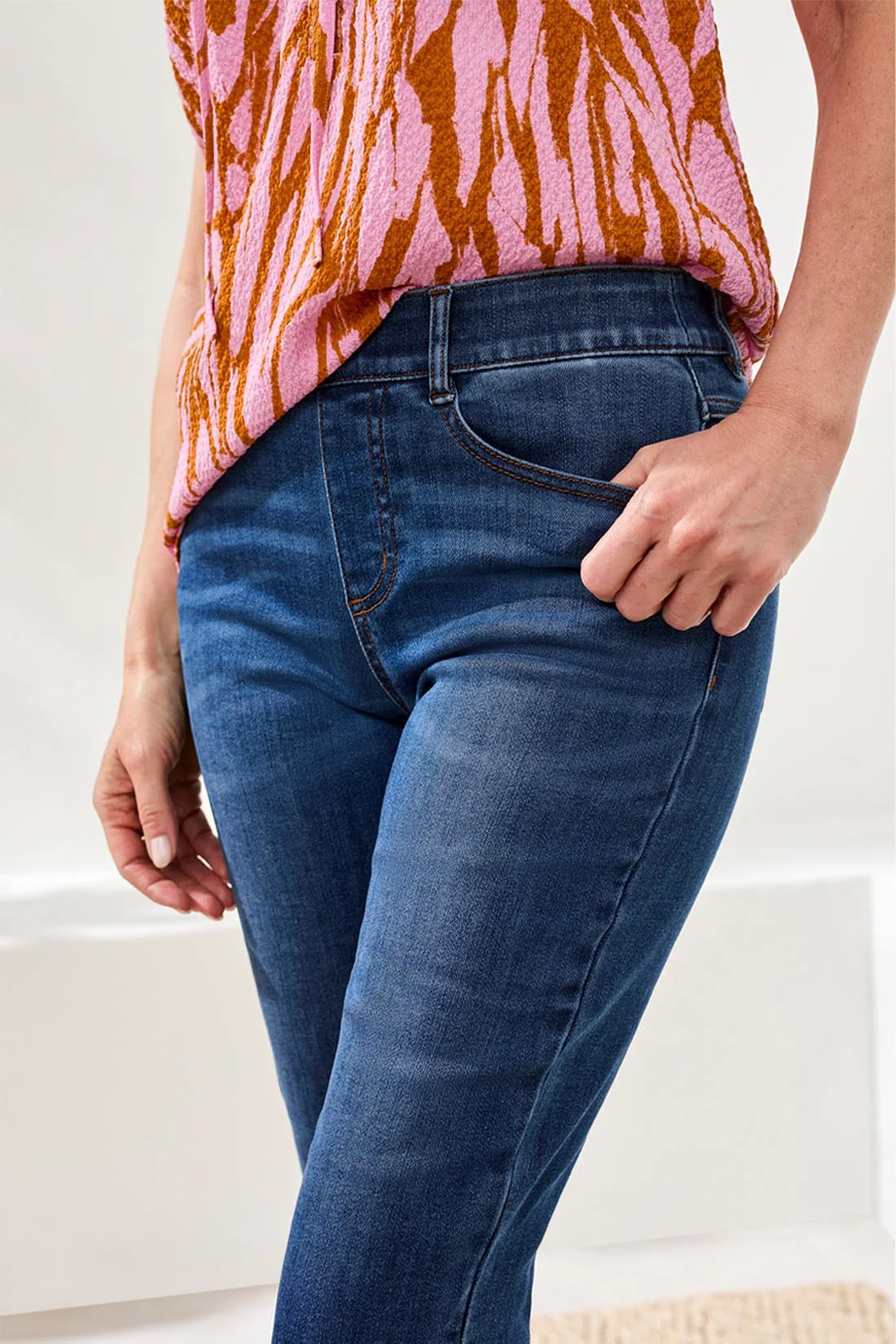 Audrey Pull-On Pedal Pusher Boundless Stretch Denim-Fadedblue - Image 3