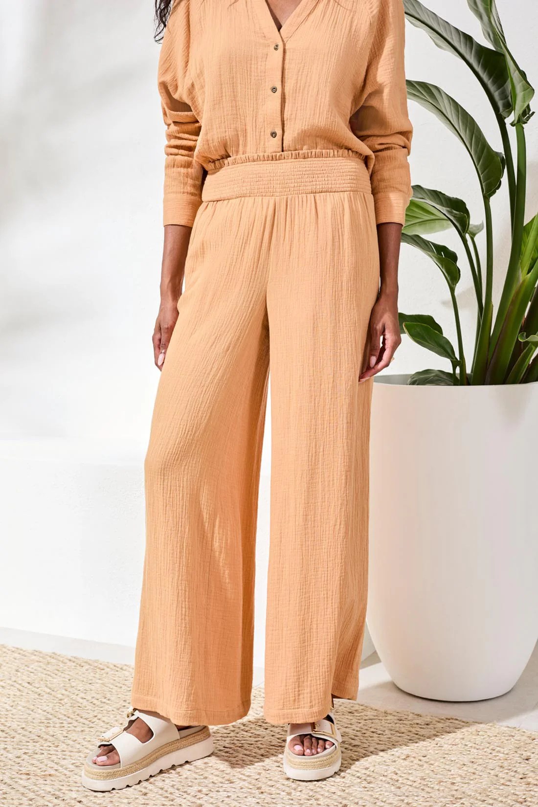 Crinkle Gauze Elastic Waist Flowy Pants-Saharabeige - Image 2