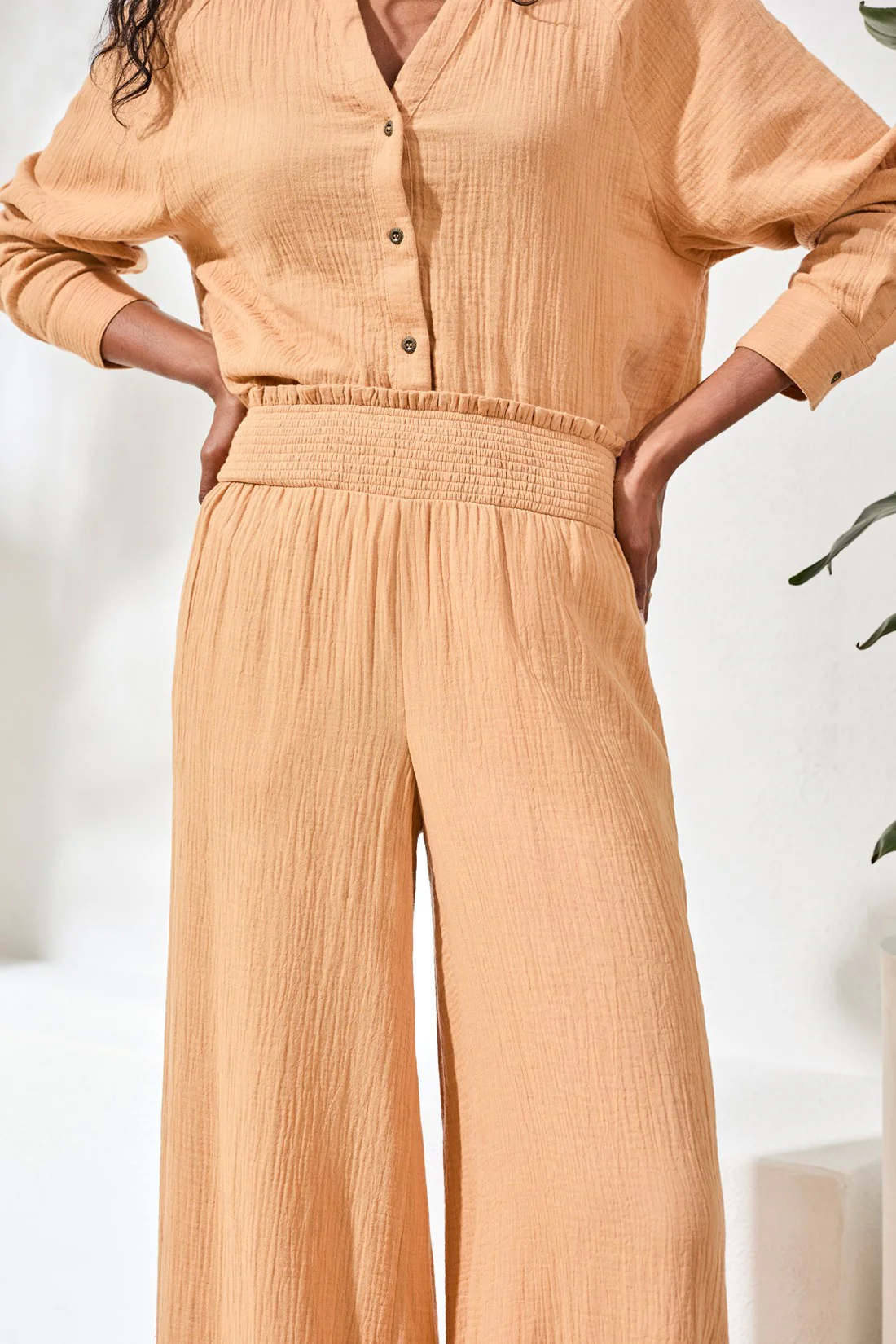 Crinkle Gauze Elastic Waist Flowy Pants-Saharabeige - Image 3