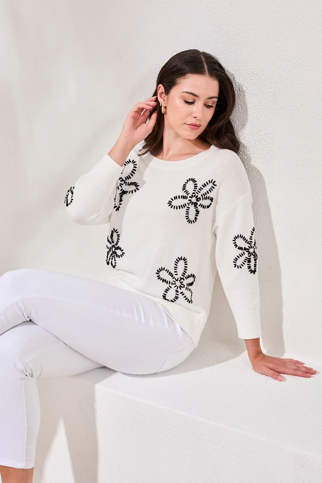 Embroidered 3/4 Sleeve Crew Neck Sweater-White - Image 3