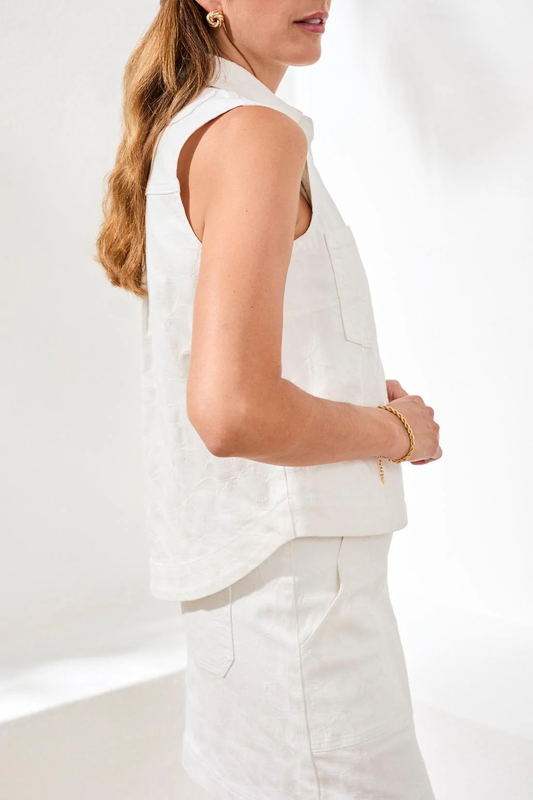 Textured Jacquard Sleeveless Button-Front Top-White - Image 3