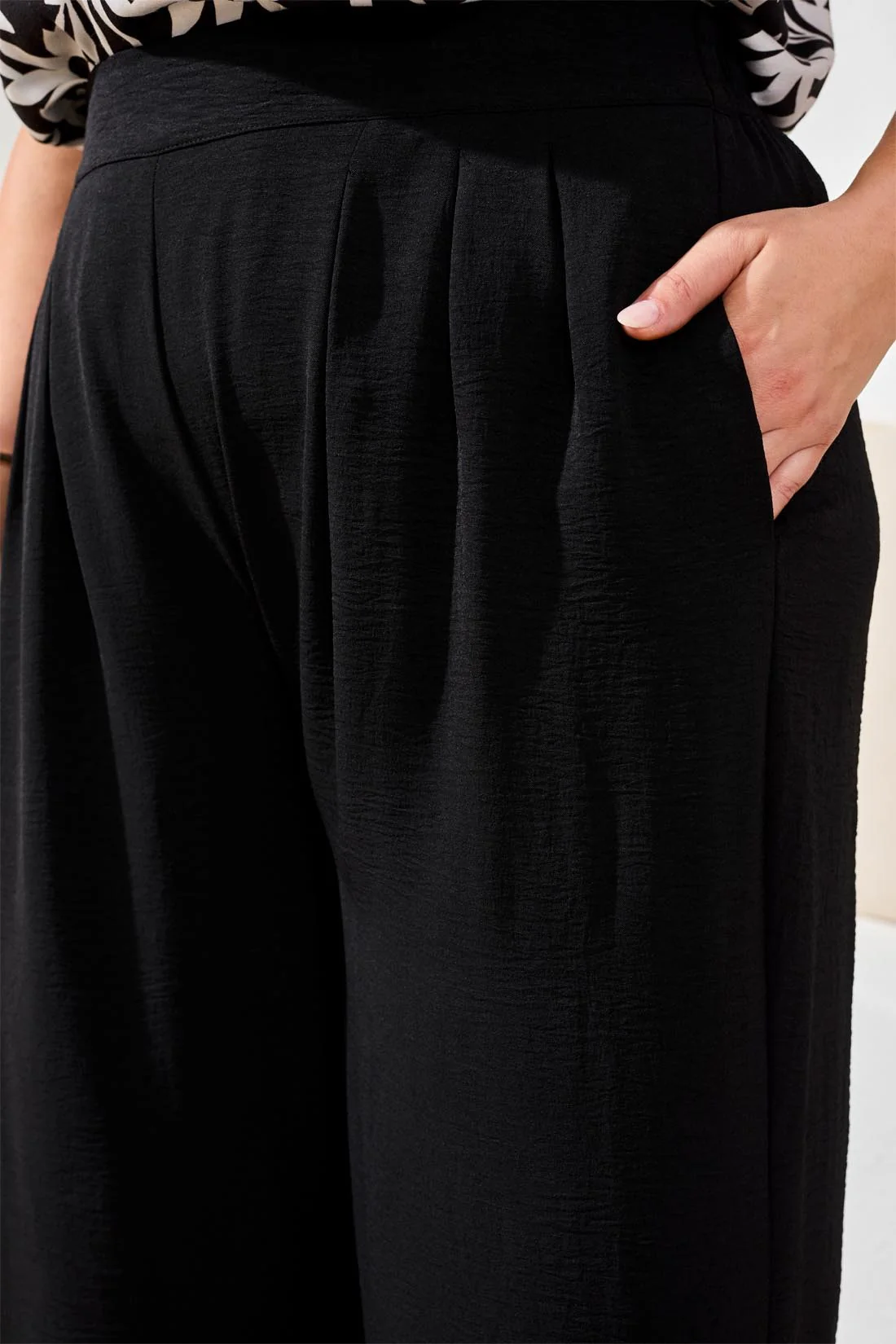 Size Inclusive Airflow Pleated Pants With Elastic Waistband-Black - Image 3