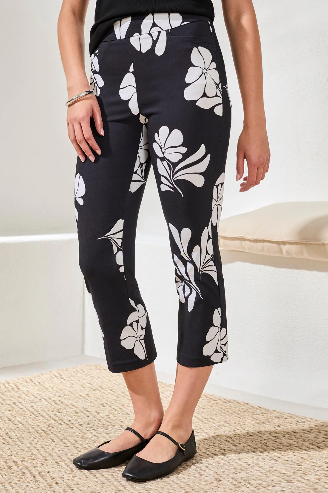 Bengaline Pull‑On Capris with Floral Motif-Jetblack - Image 3