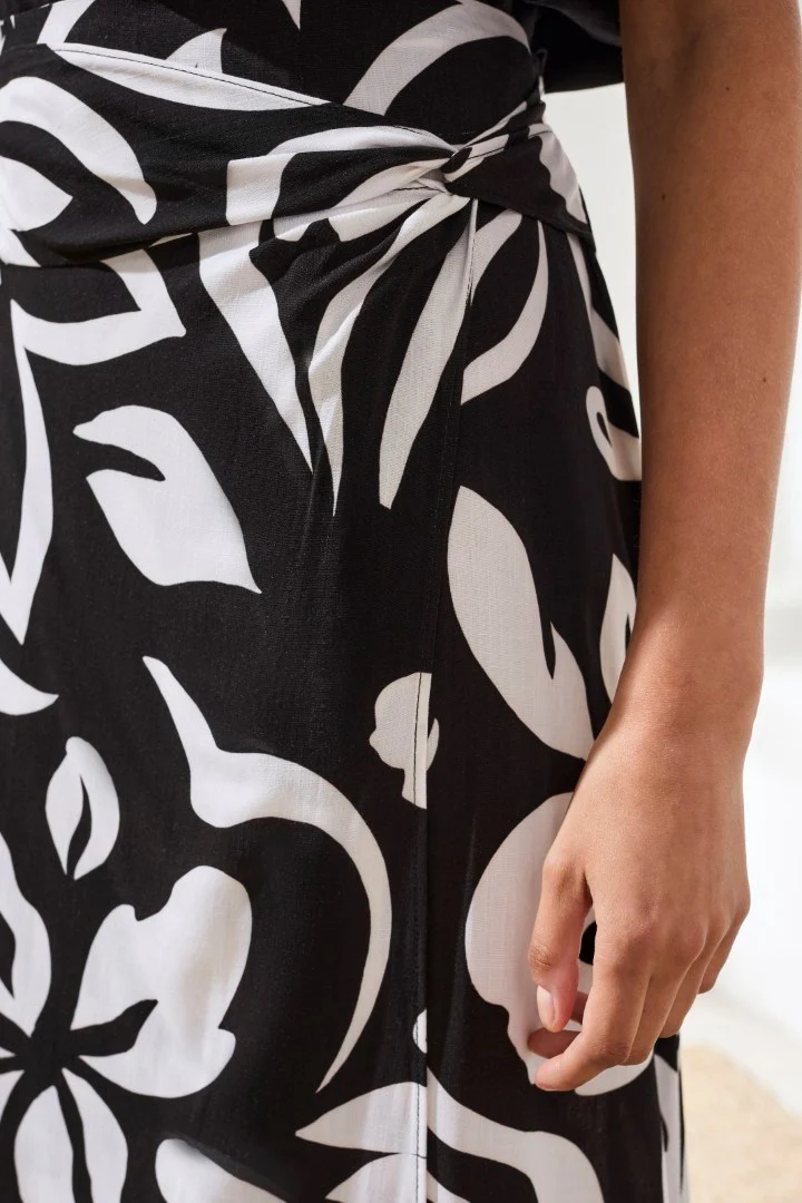 Printed Wrap‑Front Pull‑On Midi Skirt-Black - Image 3